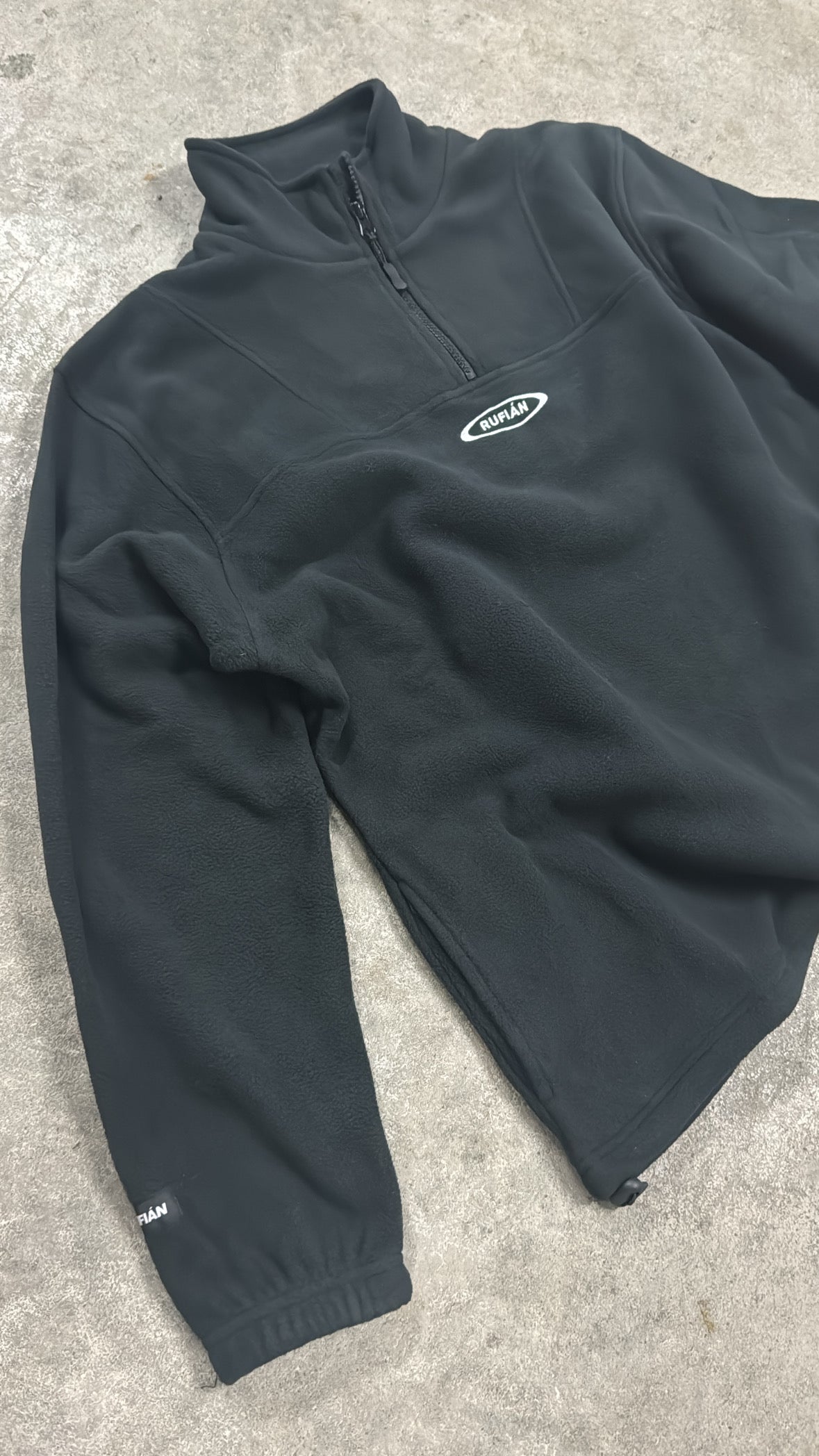 Buzo Retro Polar 1/2 Cierre OVER - Negro
