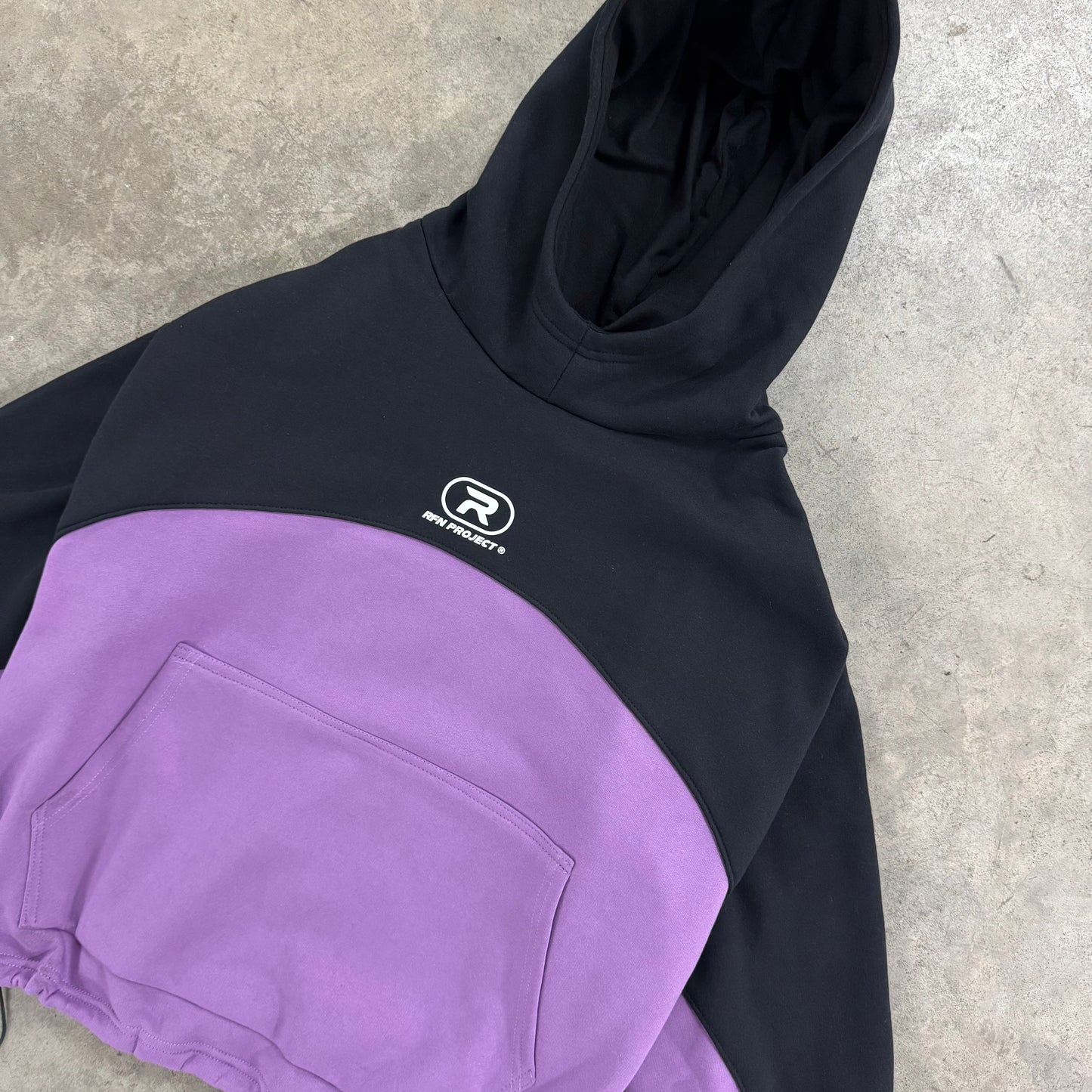 Buzo CROP c/Capucha RFN - Negro/Violeta